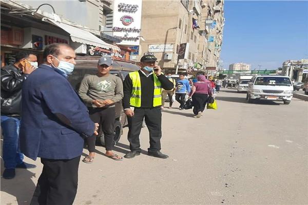  رئيس مدينة كفر الدوار يقود حملة لمنع سير "التوك توك" بشوارع  المدينة 