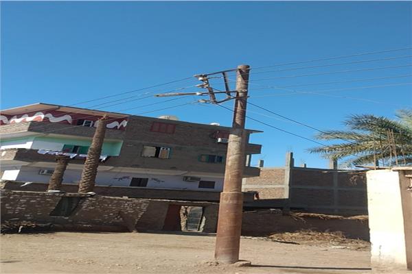 تركيب كشافات إضاءة جديدة بحي المطار