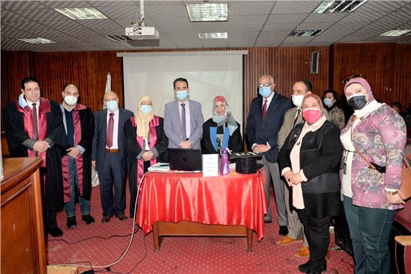 رئيس جامعة المنصورة يشارك مناقشة باحثة ماجستير من ذوي الإعاقة  تلبية لدعوتها