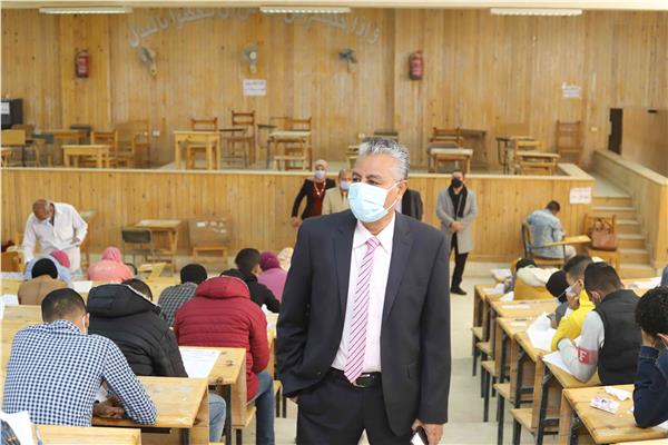 رئيس جامعة جنوب الوادي يتفقد لجان الامتحانات 