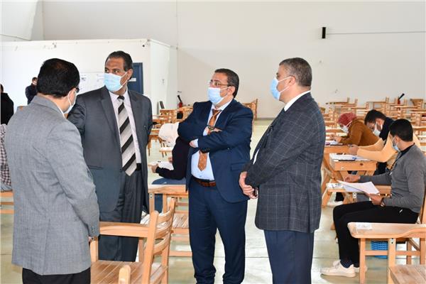 الدكتور أحمد زكى رئيس جامعة قناة السويس