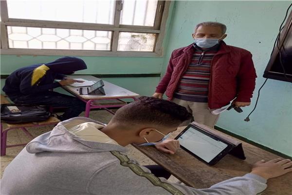طلاب الصف الأول الثانوي