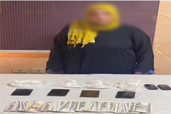 المتهمة و بحوزتها المخدرات
