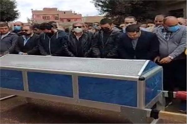 خالد يوسف خلال جنازة شقيقه
