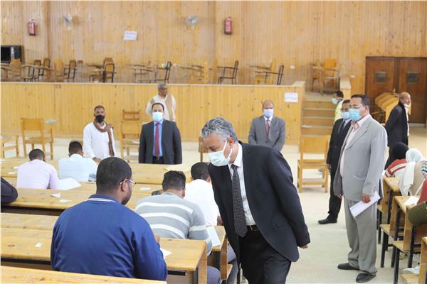 جانب من الجولة لتفقد الامتحانات