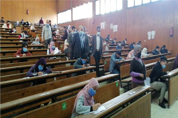 رئيس جامعة المنيا يتابع ميدانياً الإجراءات الاحترازية بلجان الكليات وبالحرم الجامعي