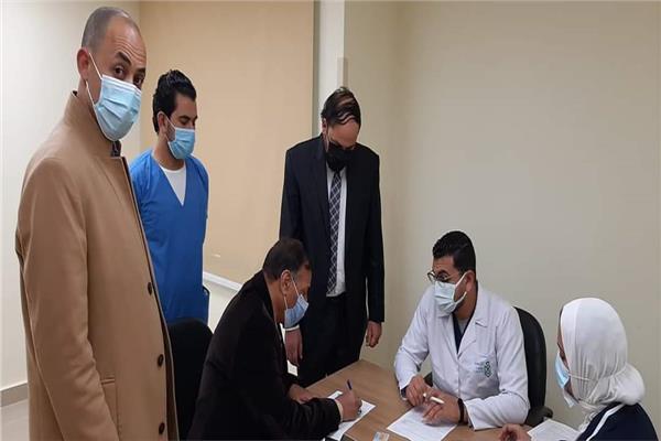 تطعيم٢٠٠ مواطن بلقاح كورونا في الإسماعيلية