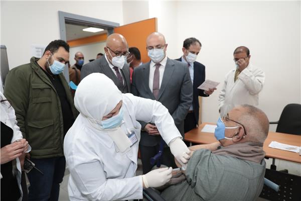  تطعيم كبار السن بلقاح كورونا 