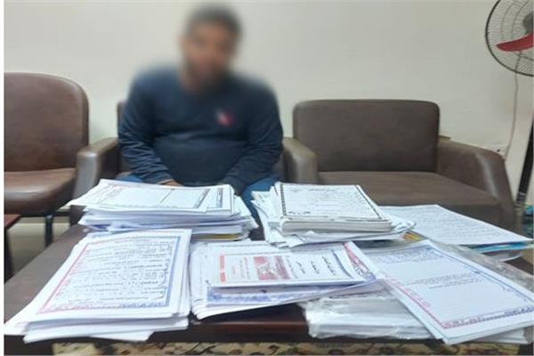 المتهم وأمامه المضبوطات