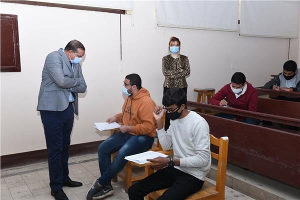*الجامعة الألكترونية والطب البشري بسوهاج يواصلان امتحانات  الفصل الدراسي الأول.* 