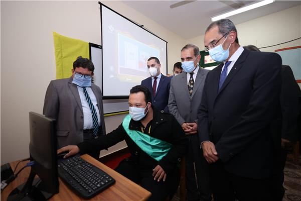 وزير الاتصالات ومحافظ كفر الشيخ يفتتحان ويتفقدان عددا من المشروعات الخدمية