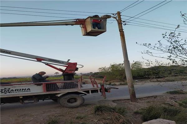 تركيب 14 عمود إنارة ورفع 15 طن مخلفات وصيانة الكشافات بالمنيا