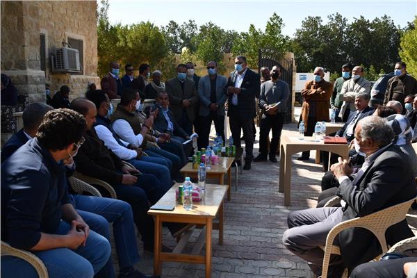 محافظ الفيوم ونائب وزير السياحة في لقاء موسع مع مسئولي الفنادق وأصحاب الحرف اليدوية