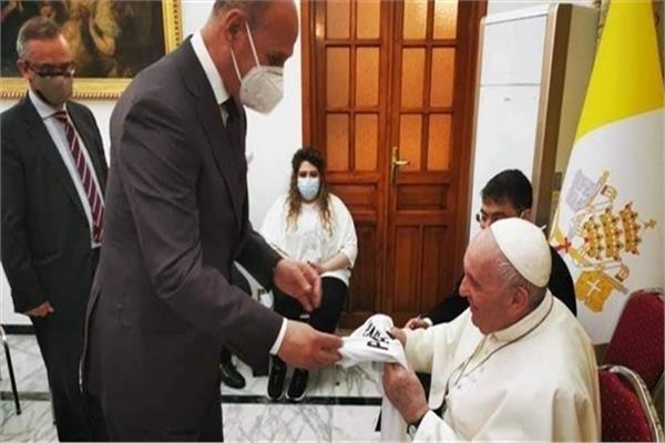 صورة لوزير الرياضة أثناء تقديمه قميص منتخب العراق للبابا