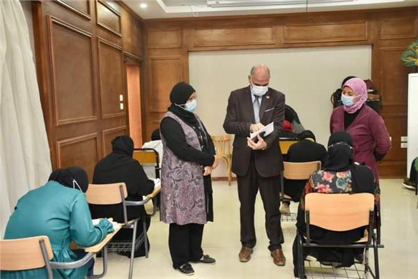 رئيس جامعة الأقصر يتابع سير امتحانات الفصل الدراسي الأول بكلية الألسن