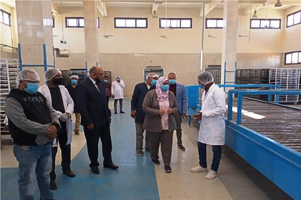 نائب محافظ أسوان تتفقد مصنع التغذية المدرسية 