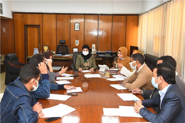 سكرتير عام مساعد محافظة قنا تترأس لجنة إختيار الأم المثالية بالديوان العام والوحدات المحلية 