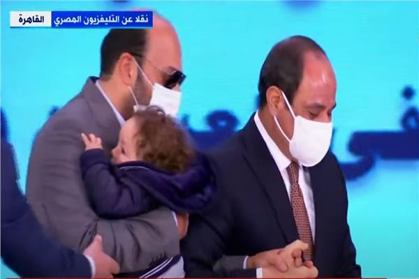 السيسي يكرم الطبيب محمود سامي قنيبر
