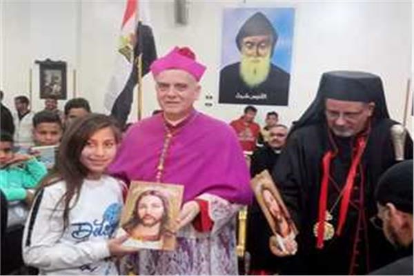 سفير بابا الفاتيكان يواصل زيارته الي كنائس المنيا