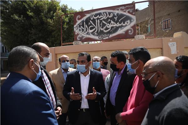 نائب محافظ قنا تكليف رؤساء المدن والقرى بتطير وتعقيم المدارس أثناء الامتحانات 