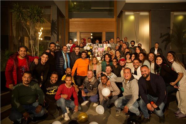 يسرا وفريق العمل