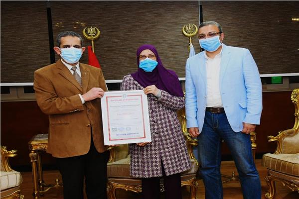 المحافظ يكرم مديرة المركز التكنولوجي