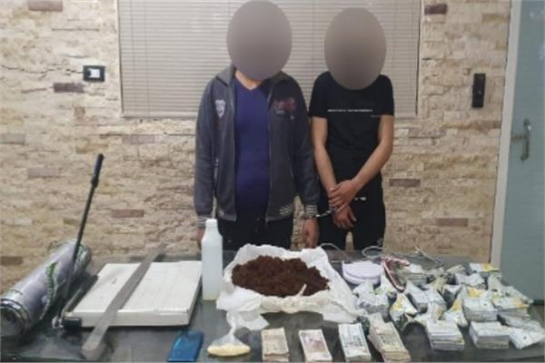 سقوط  مسجلين خطر لقيامهم بتصنيع مخدر الاستروكس بالقاهرة 
