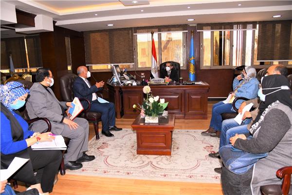 محافظ الغربية يناقش آليات تنفيذ ١١٥ مشروعا طبيا وتعليميا بحياة كريمة في زفتى.