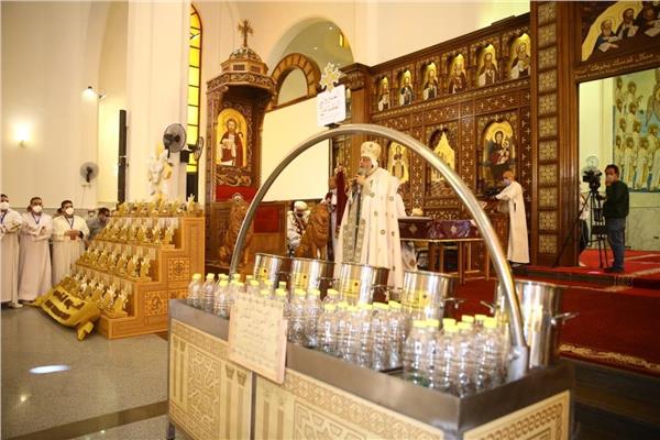 البابا تواضروس الثاني يصنع  أول مراحل صنع الميرون المقدس