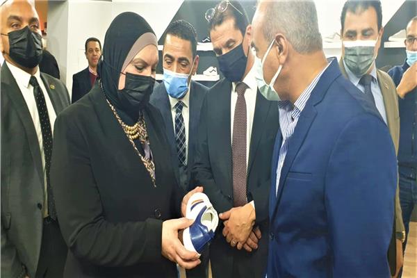 وزيرة الصناعة خلال افتتاح معرض المنتجات الجلدية