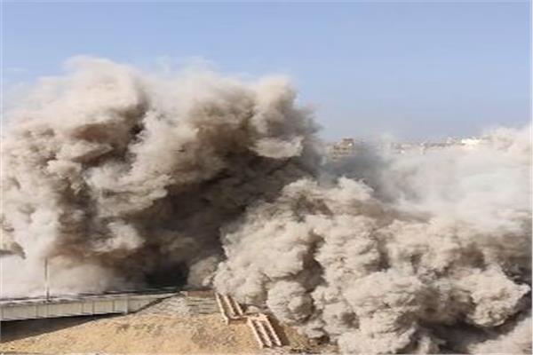 لحظة تفجير عقار فيصل المحترق