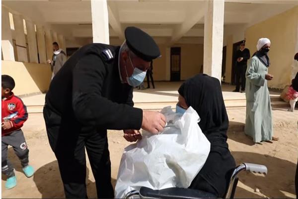 توزيع المساعدات