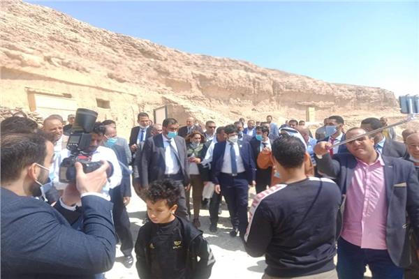 أهالي المنيا يستقبلون سفير الإمارات