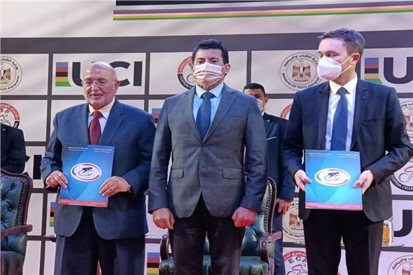 مصر توقع رسميًا عقد تنظيم كأس العالم لدراجات المضمار
