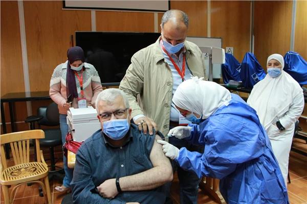   تطعيـم الأطقـم الطبيـة والعامليـن بمستشفيـات جامعـة المنوفيـة 