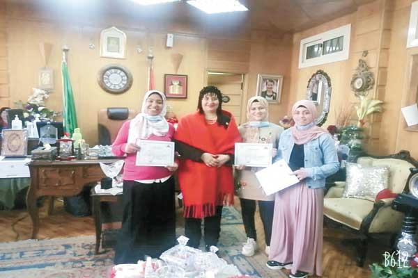  الفرق الفائزة مع د.رقية شلبى عميدة الكلية