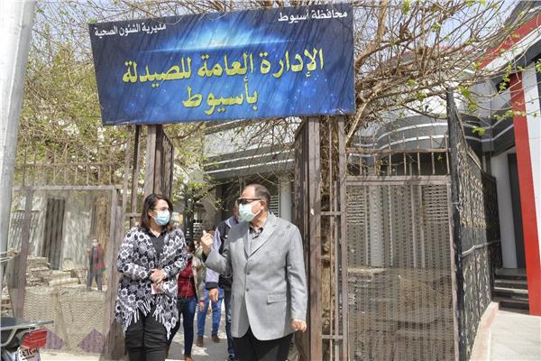 محافظ أسيوط يتفقد مخزن الأدوية 