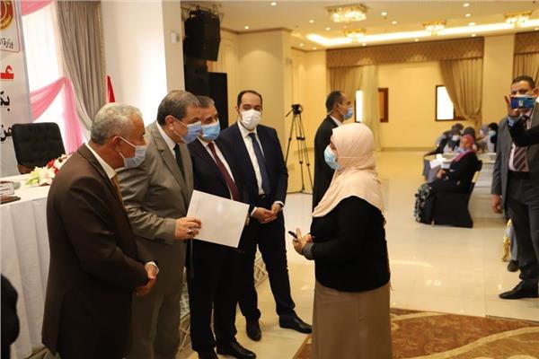 سعفان ومحافظ المنوفية يسلمان شهادات الدورات التدريبية 