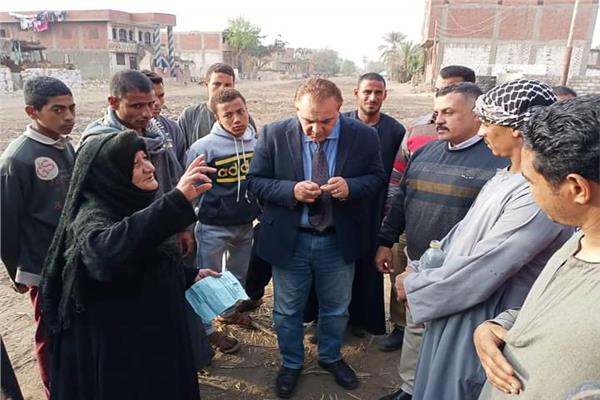رئيس مدينة ملوي يتابع تنفيذ عدد من مشروعات «حياة كريمة»