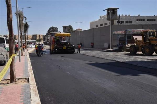 محافظ بورسعيد يتابع سير أعمال تطوير شارع عبد الرحمن شكرى بالضواحى 