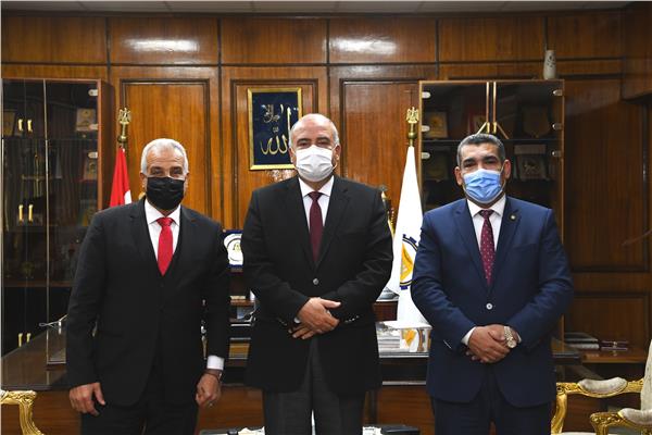 محافظ قنا يعلن عن فتح باب التقديم لوظائف بالبنك الأهلى المصرى