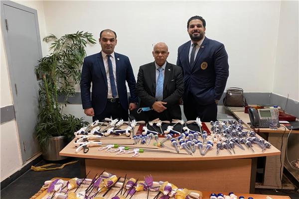  رجال الجمارك الإدارة الرابعة بمبنى الركاب بمطار القاهرة