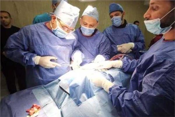 استخراج سيخ حديد من رقبة ربة منزل