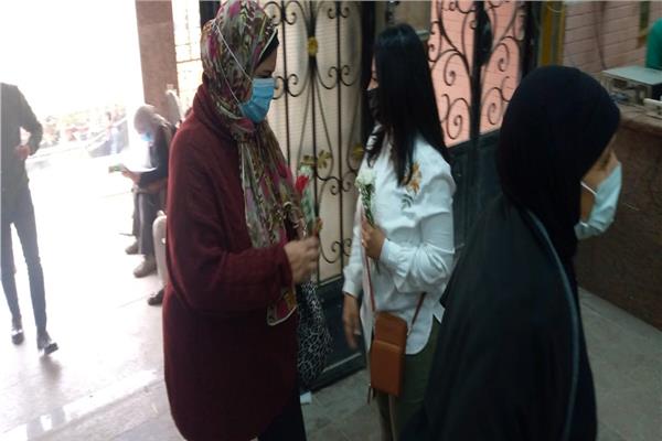 حي العجوزة يستقبل المواطنين و الموظفات بالورود