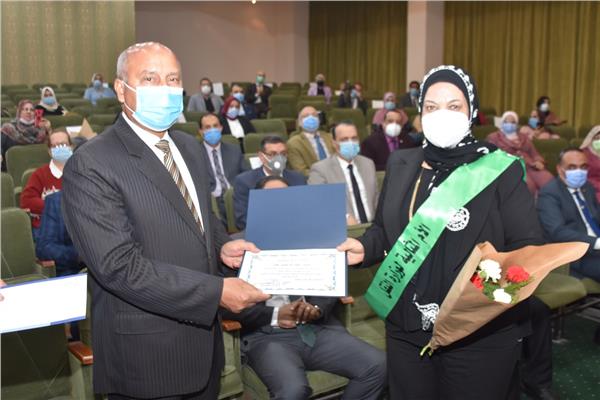 كامل الوزير يكرم الأمهات المثاليات بوزارة النقل 