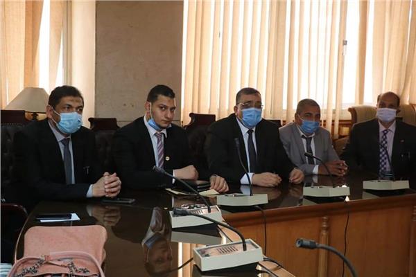 رئيس جامعة المنوفيه يكرم  الطلاب الفائقين 