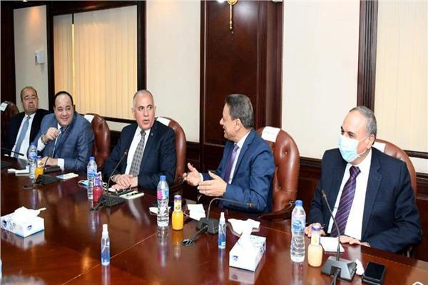 الكاتب الصحفي كرم جبر والكاتب الصحفى أحمد جلال مع وزير الري والموارد المائية وكبار الصحفيين