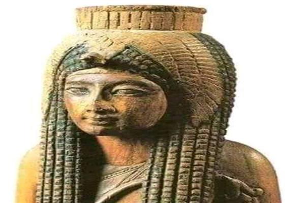 الملكة أحمس نفرتارى 