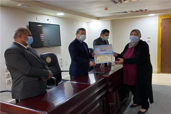 رئيس جامعة مطروح يكرم الأمهات المثاليات 