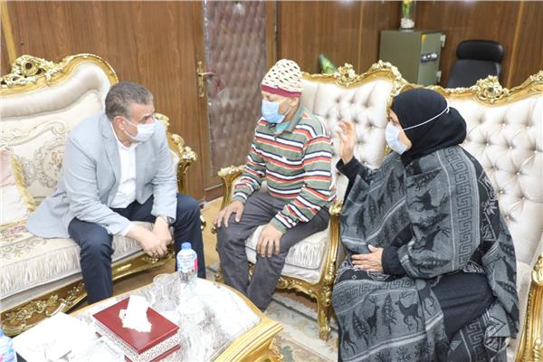 محافظ المنوفية يصرف مساعدة مالية لمريض سرطان 